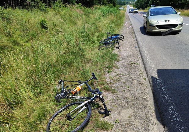 На трасі Східниця-Пісочна біля Трускавця автомобіль травмував трьох велосипедисток збірної України 