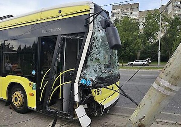 У Львові тролейбус із пасажирами врізався у стовп: фото. 