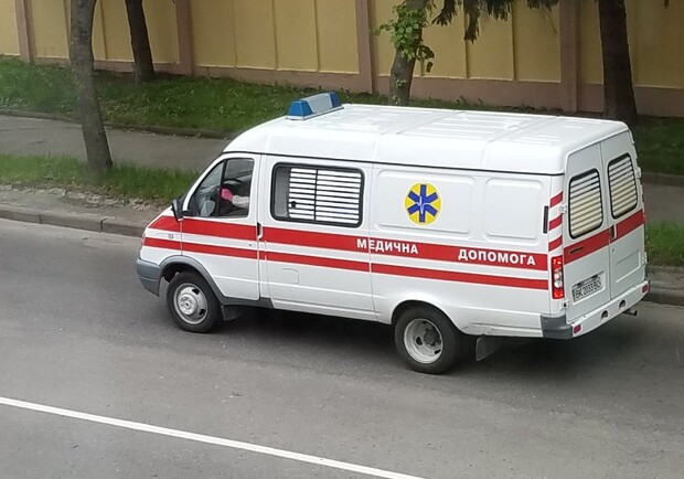 З вікна будинку на проспекті Чорновола у Львові випав чоловік. 