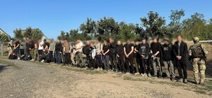 Деяких підвозили жінки: біля кордону на Одещині зловили 27 чоловіків