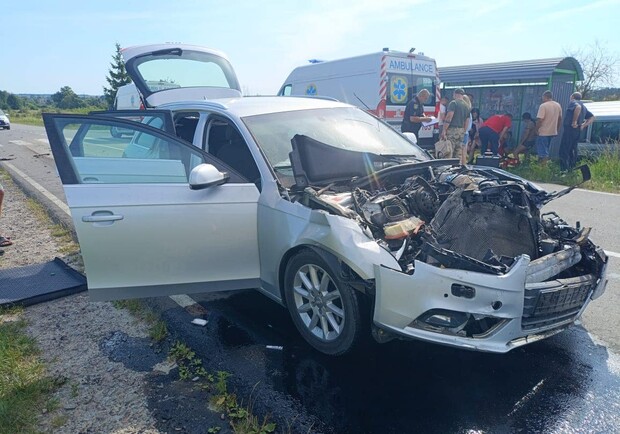 В аварії на Золочівщині постраждали п'ятеро людей: фото з місця ДТП. 