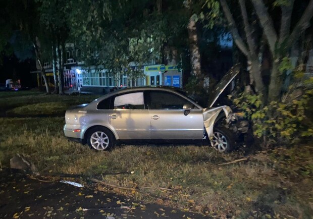 У Львові автомобіль врізався у дерево 