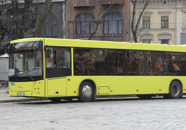 Одному з львівських автобусів подовжили маршрут. 