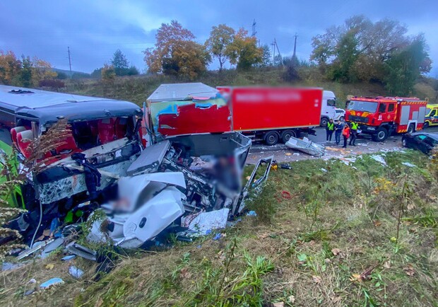 На об’їзній Львова сталась масштабна аварія: троє загиблих, 35 травмованих. 