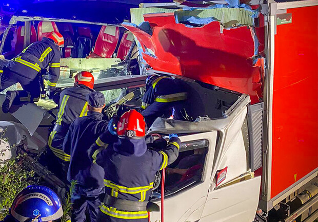 З'явилися фото зі смертельної автотрощі на об’їзній Львова. 