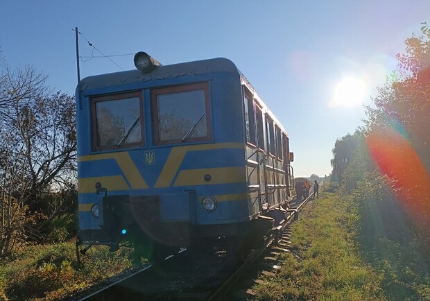 Мотовоз наїхав на чоловіка, який переходив колію. 