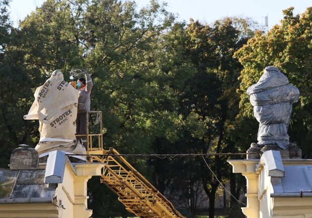 У Львові реставрують скульптури національної спадщини собору Святого Юра. 