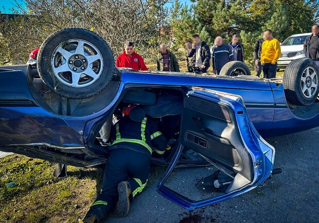 Біля Львова перекинувся автомобіль 