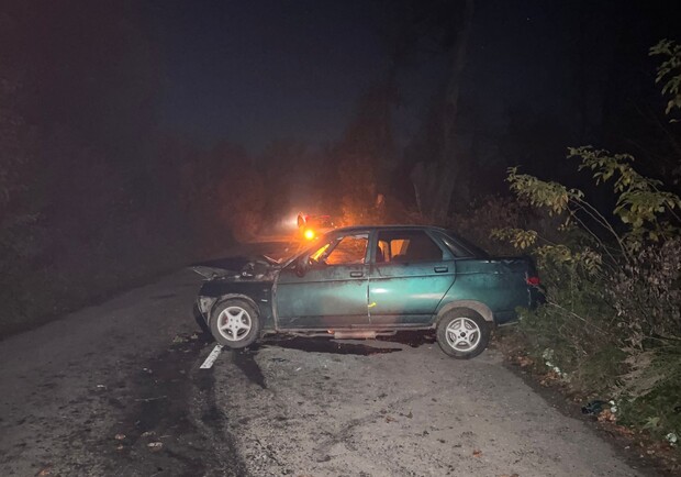 На Львівщині п'яний водій автомобіля із неповнолітньою пасажиркою в'їхали у дерево. 