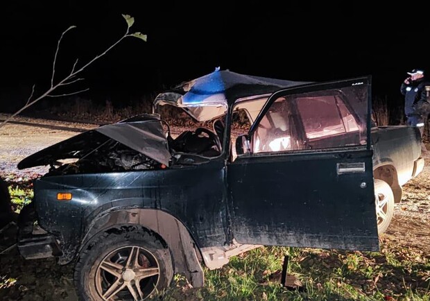 Біля Львова автомобіль в'їхав у дерево, одна людина загинула: фото з місця ДТП. 