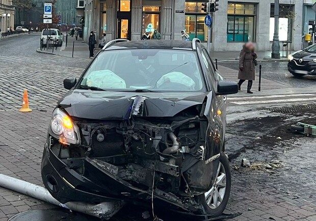 У центрі Львова водію автомобіля стало погано за кермом, він врізався у електроопору і помер 