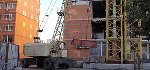 Як відновлюють багатоповерхівку на Середній, пошкоджену внаслідок російської атаки