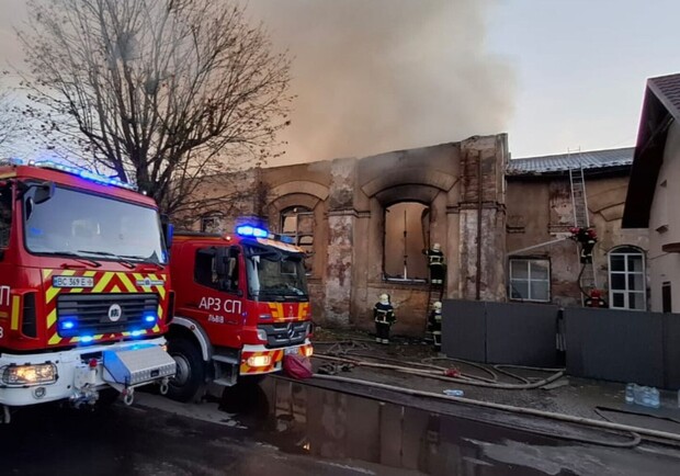 У Жовкві масштабна пожежа охопила колишній спортзал. 