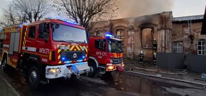 У Жовкві масштабна пожежа охопила колишній спортзал