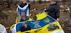 У Кривому Розі волонтери знайшли на смітнику мішки з прапорами із портретами захисників