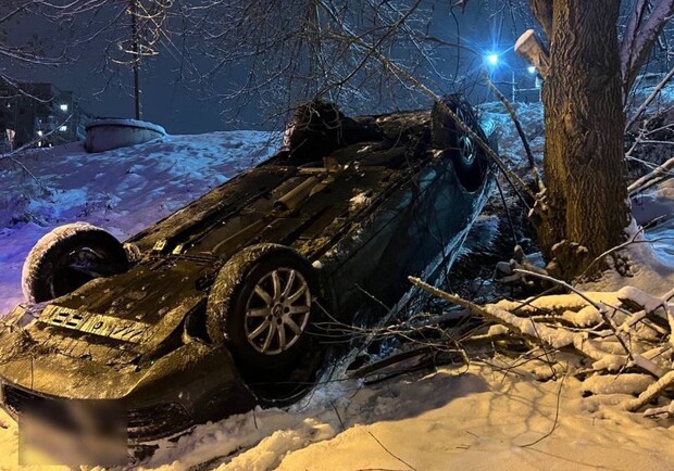 У Львові 16-річний водій на Volkswagen перекинувся на дах і злетів у кювет: фото. 