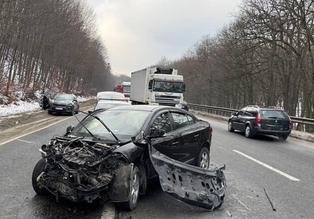 Біля Львова автомобіль зіткнувся з мікроавтобусом, є постраждалі. 