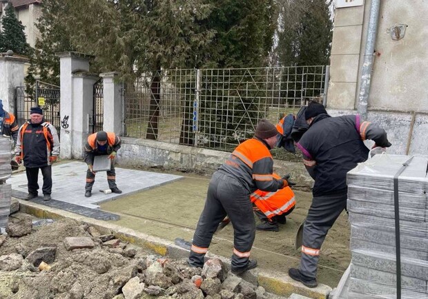 На вулиці Драгоманова проводять поточний ремонт частини тротуару 