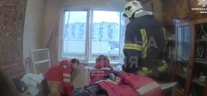 У Києві патрульні врятували чоловіка, який ледь не зірвався з вікна восьмого поверху