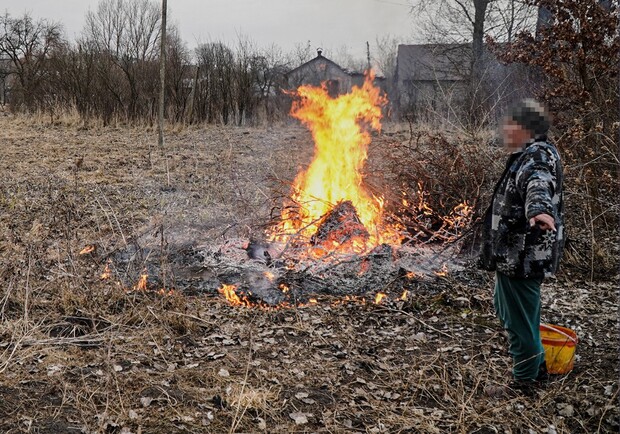 Куди скаржитися у Львові, якщо сусід палить суху траву. 