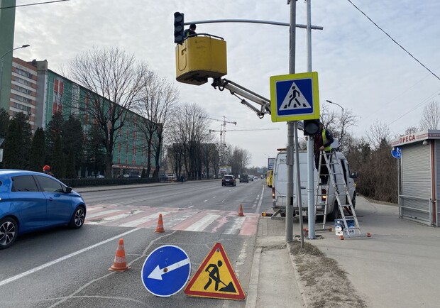 Біля автовокзалу “Північний”  облаштовують нові світлофори 