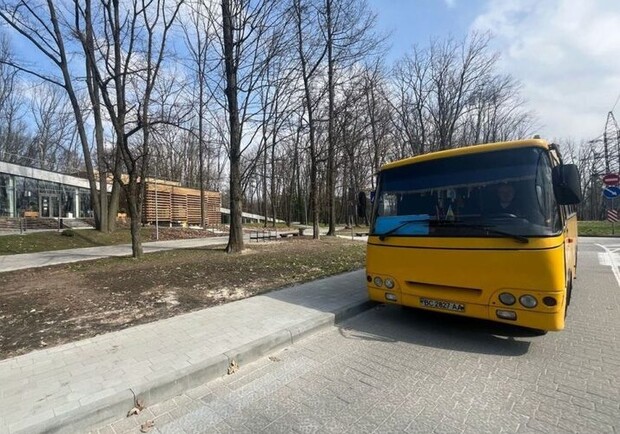 До Шевченківського гаю у вихідні та святкові дні курсуватиме автобус №99. 