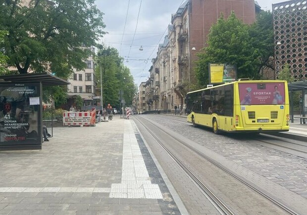 У Львові переобладнали зупинку громадського транспорту у центрі 