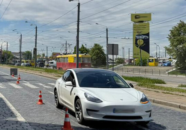 Біля приміського вокзалу водій автомобіля Tesla збив жінку 