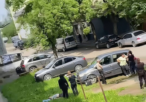 У Львові з четвертого поверху гуртожитку випав і загинув чоловік. 