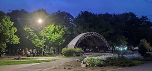 Дитячий майданчик і зона відпочинку: у Запоріжжі оновлюють сквер у Шевченківському районі