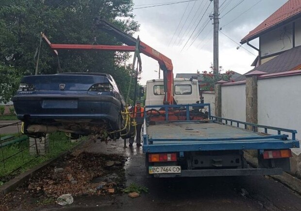 У Винниках з вулиці забрали покинутий автомобіль, який стояв там понад 5 років 