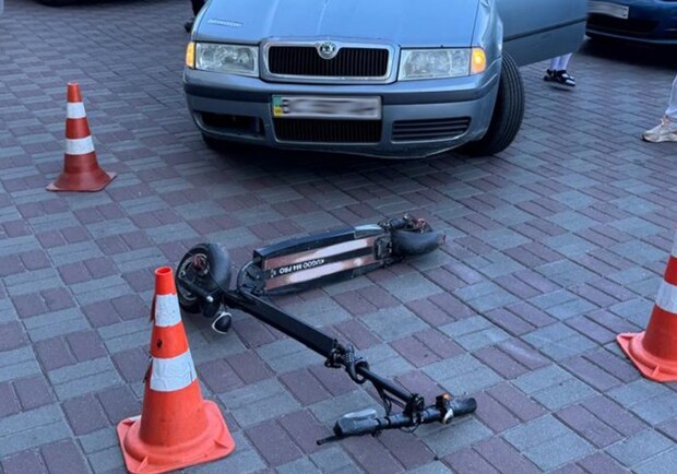 У Львові жінка за кермом автомобіля травмувала водія самоката 