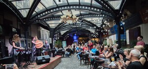 Липень у дворику Львівської копальні кави