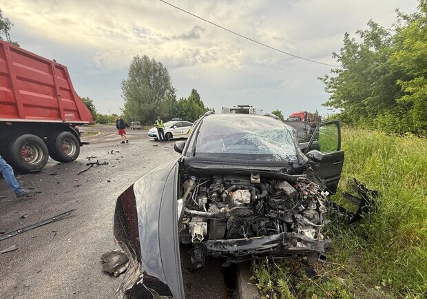Не впорався з керуванням і зіткнувся з вантажівкою: на Львівщині сталася смертельна ДТП. 