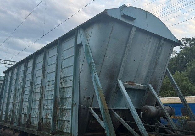 У Брюховичах підлітка уразило струмом на вагоні потяга. 