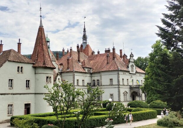 Таємничий замок Шенборнів у Карпатах: що цікавого подивитися і як доїхати зі Львова. 