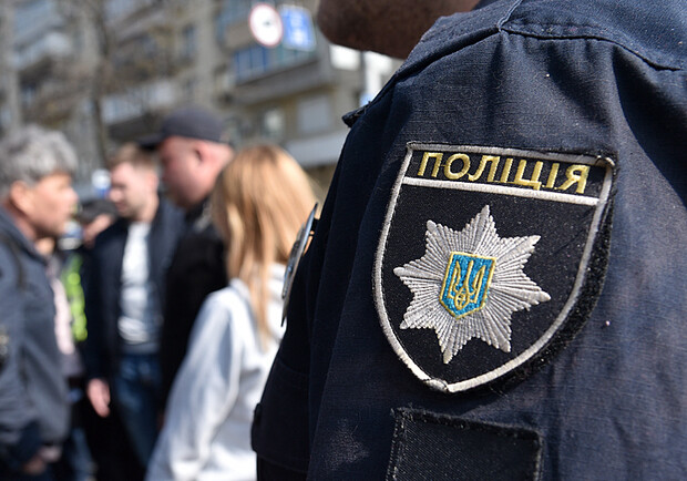 У селі біля Львова чоловік побив операторку, забрав відеокамеру і вчинив безлад у відділенні пошти 