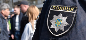 У селі біля Львова чоловік побив операторку, забрав відеокамеру і вчинив безлад у відділенні пошти