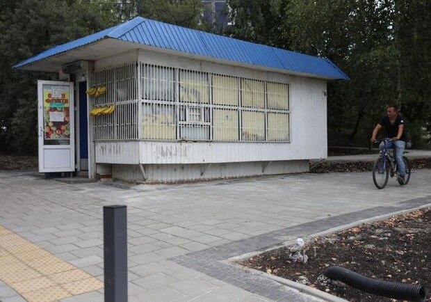 На вулиці Садовій демонтують два магазини 