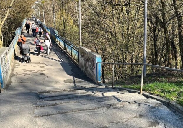 На Шафарика відремонтують пішохідний міст  