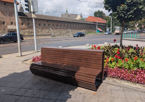 На площі Митній оновили 18 дерев’яних лавок 