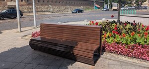 На площі Митній оновили 18 дерев’яних лавок