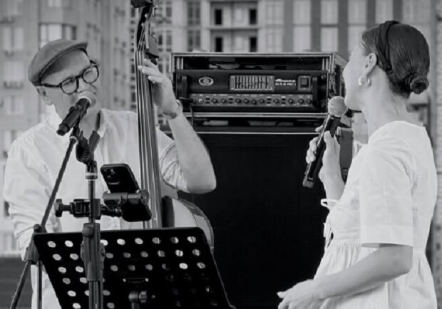 Італійська музика на даху - фото: instagram.com/urban_gypsy_band/