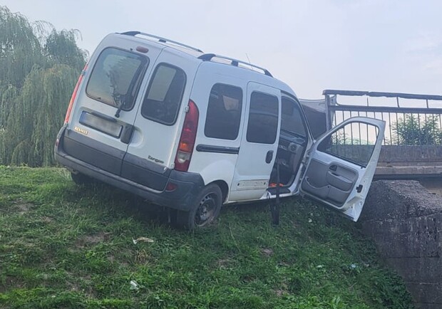 Біля Дрогобича водій не впорався з керуванням і вʼїхав у міст: фото. 