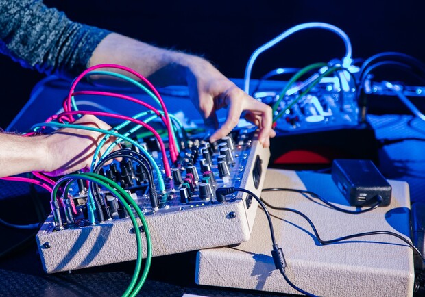 Modular live performance - фото: facebook.com/yalivec