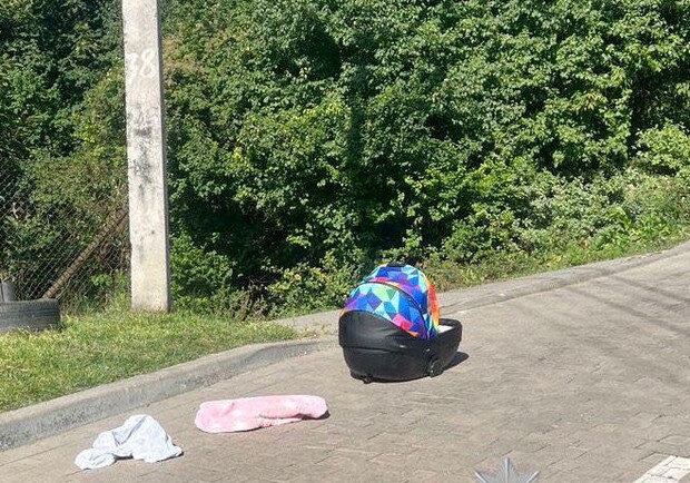 47-річний львів'янин забув люльку з немовлям на даху автомобіля і поїхав. 