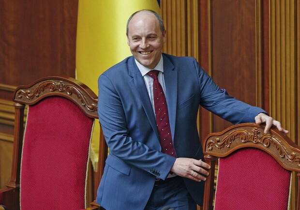 Петиція про присвоєння Андрію Парубію звання Героя України зібрала понад 25 тисяч голосів. 