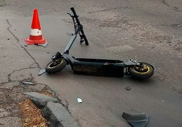 На Львівщині чоловік помер після падіння з електросамоката. 