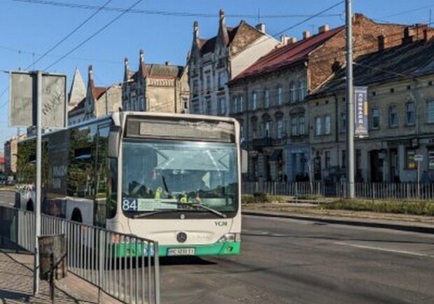 У Львові з переповненого автобуса випав чоловік. 