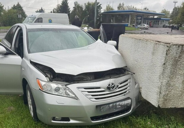 У Шептицькому водій раптово помер за кермом, автомобіль в’їхав у пам'ятник: фото. 